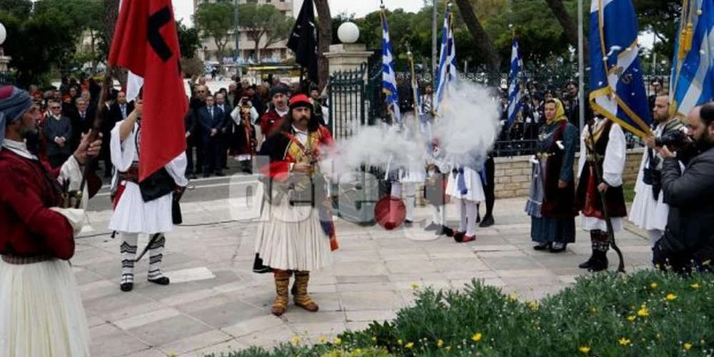 Απίστευτο: O φουστανελάς πυροβόλησε με το καριοφίλι και πέτυχε τον φωτογράφο (εικόνες)